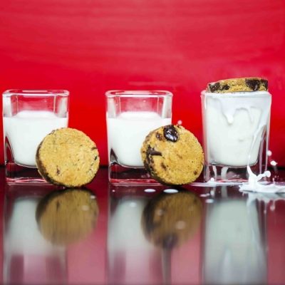 Chocolate chip cookies with shots of mijlk