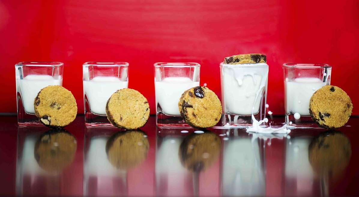 Chocolate chip cookies with shots of mijlk